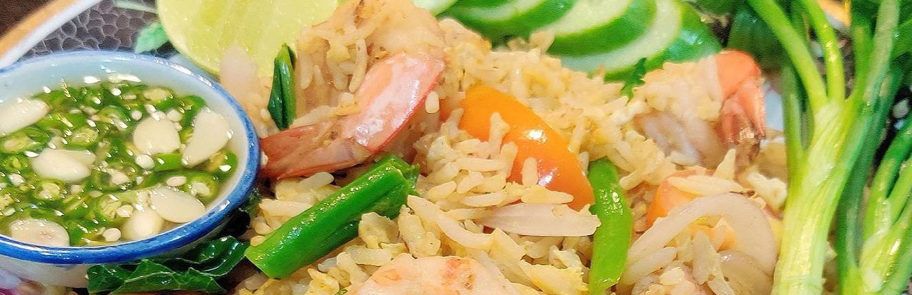 illustration Découvrez le Khao Pad au marché populaire de nuit Pratunam Night Market à Bangkok